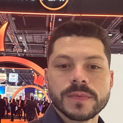 Marcos, fundador da Green Sinais, numa feira do setor de jogos.